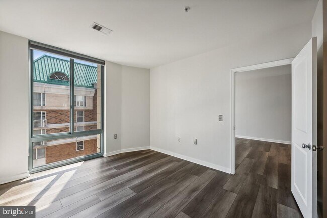 Building Photo - 851 N Glebe Rd