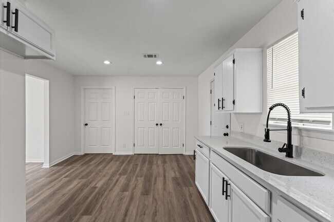 Building Photo - 5535 Lakefield Dr