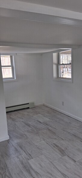 Building Photo - 28 Pineoaks Pl