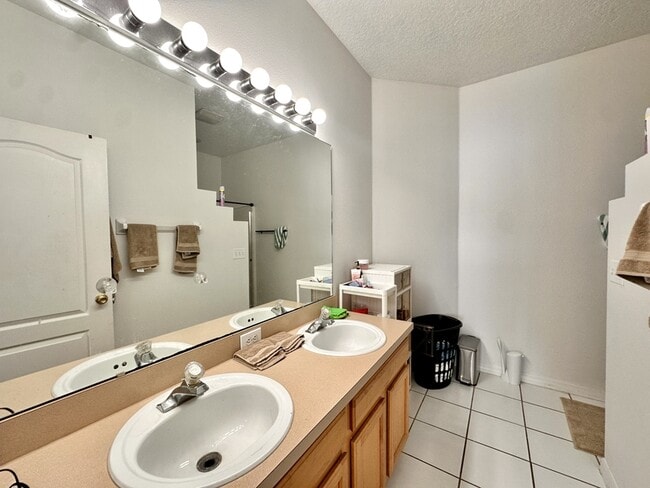 Building Photo - 4226 Waterside Pointe Cir
