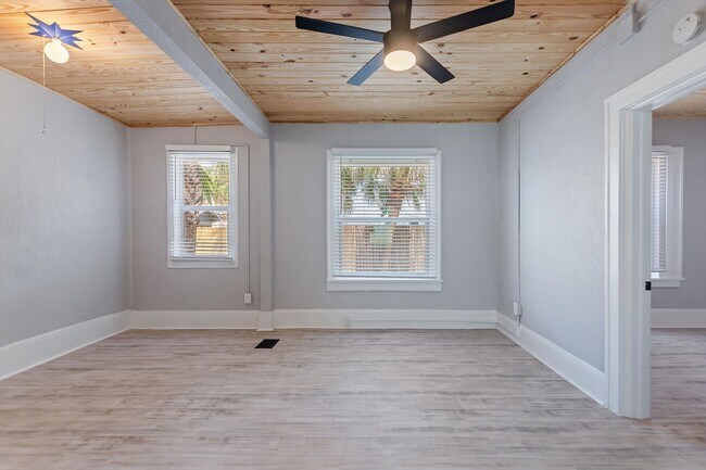 Building Photo - Charming 1 Bed, 1 Bath Apartment - All  Ut...