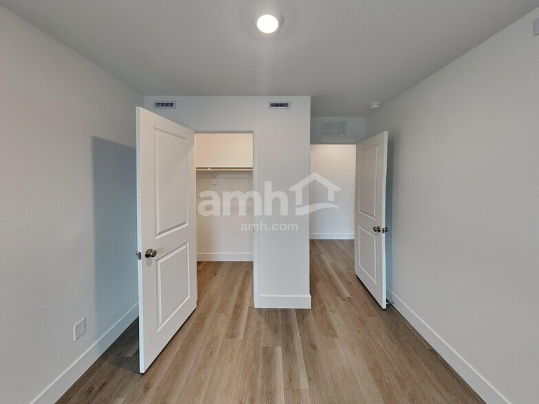 Building Photo - 5879 Vaes Dothrak St