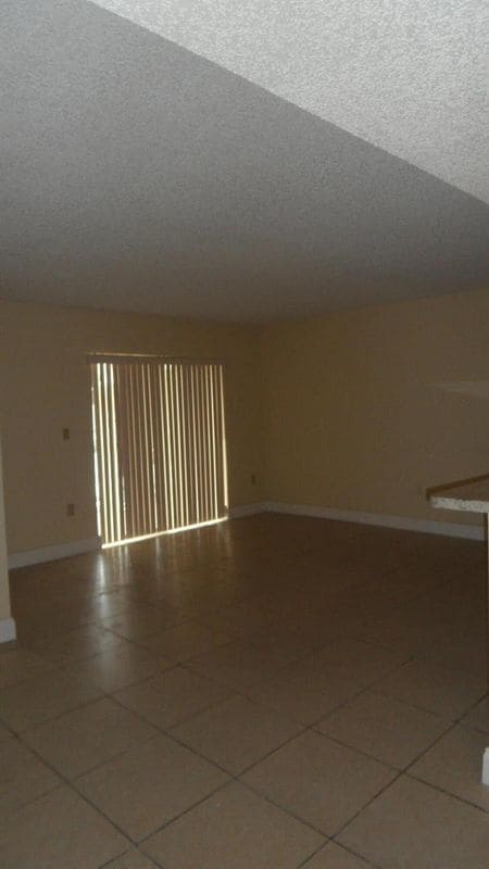 Building Photo - 351 Palm Way