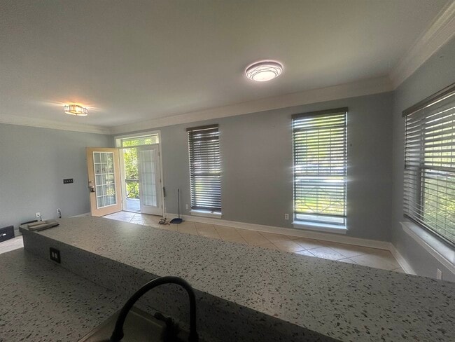 Building Photo - 409 E 7th Ave