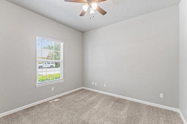 Building Photo - 552 E Whitney Ct