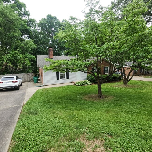 Building Photo - 3 Bedroom, 1.5 Bath Rancher in Established...