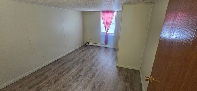 Building Photo - 3 Bedroom House with large yard and extra space!