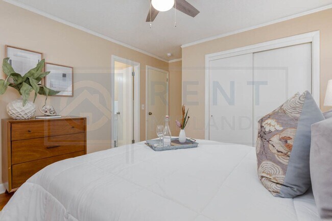 Building Photo - 2532 Parkwood Dr