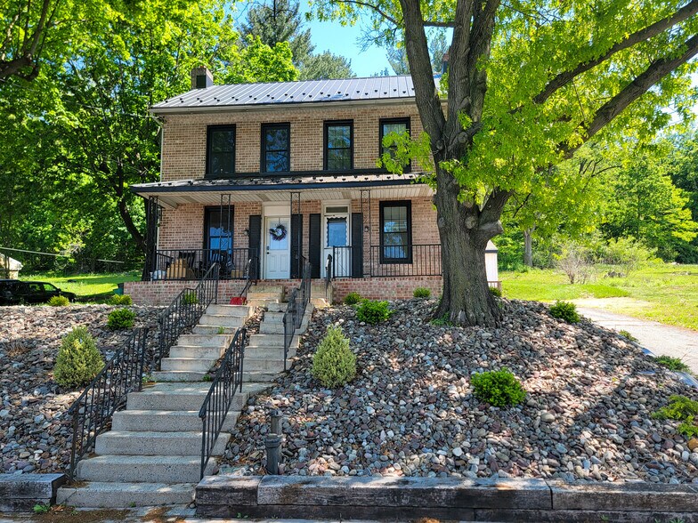 Primary Photo - 622 E Main St