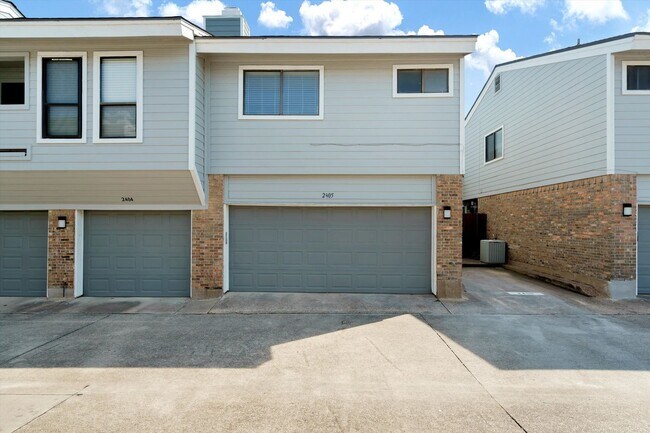 Building Photo - Lovely and Well maintained 2 bedroom & 2.5...
