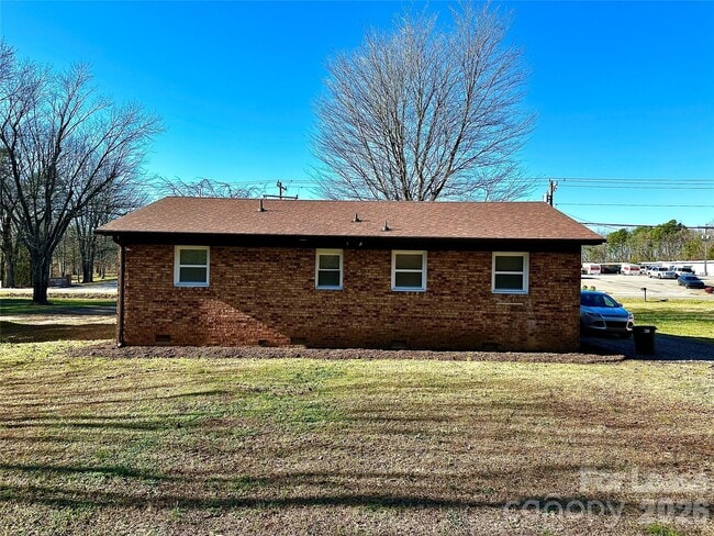 Building Photo - 2121 Charlotte Hwy