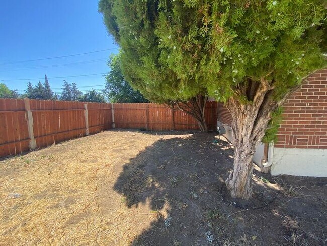 Building Photo - Like Brand New! - Single Story House in North Central Reno