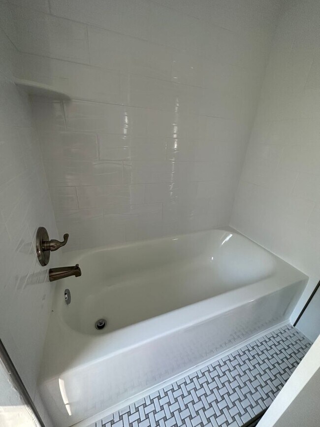 Building Photo - 5 bedroom, 2 bath, detached bonus room w/b...