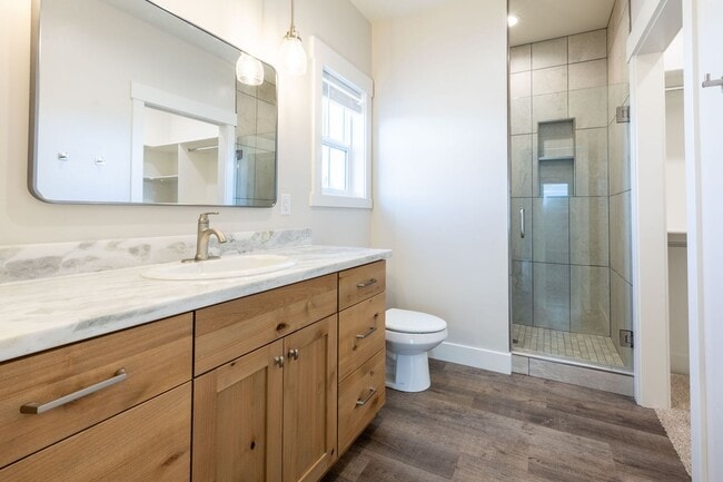 Building Photo - HOLY MOLY CHECK OUT THIS BEAUTIFUL 3 BED 2...