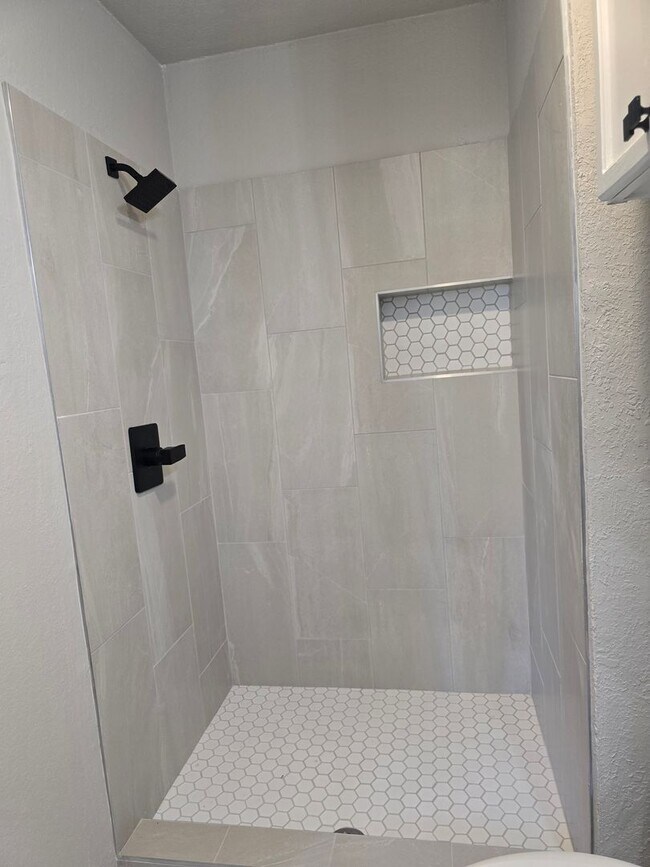 Building Photo - Newly Remodeled