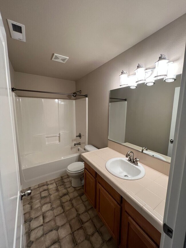 Building Photo - 3-Bedroom 3-Bathroom house across from Candlelight Park