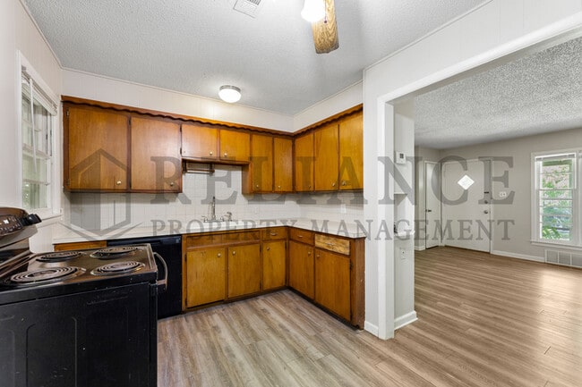 Building Photo - 2062 Poplar St