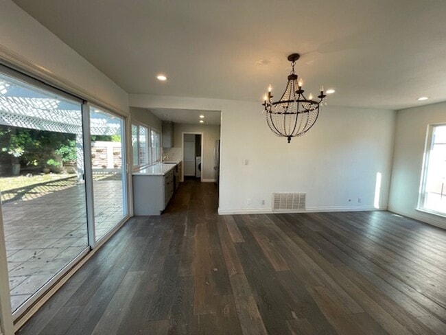 Building Photo - Light Bright 4 bedroom in Irvine