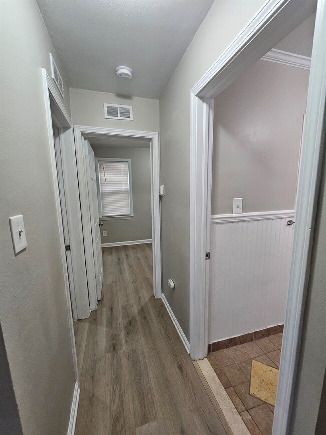 Building Photo - 3 Bedroom Large Bungalow w/ Attached 2 Car...