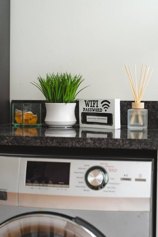 Building Photo - 2721 W Congress Pkwy