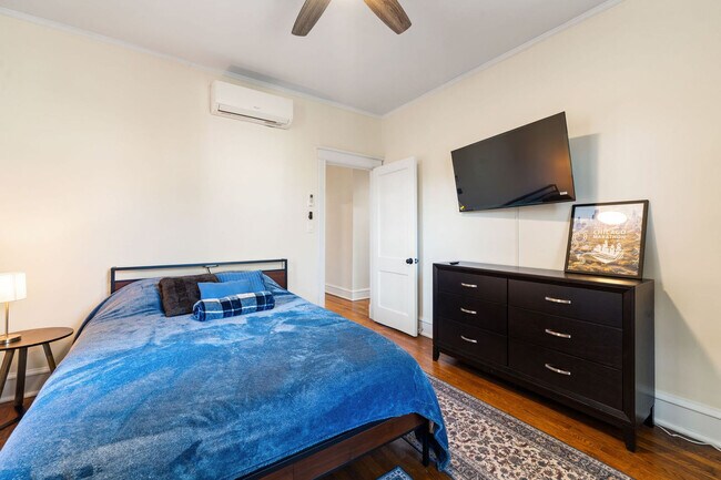 Building Photo - 6229 N Wayne Ave