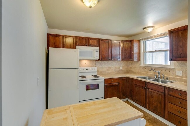 Building Photo - 613 Hillsboro Rd