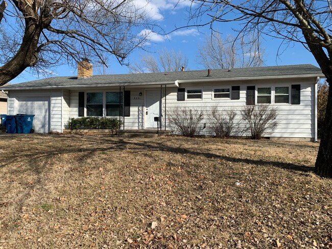 Primary Photo - Adorable home ready for a family to move i...