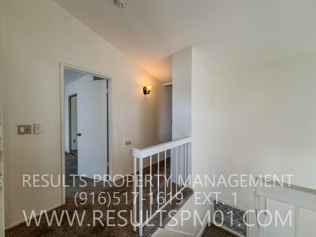 Building Photo - Cozy Roseville 3 Bed 2.5 Bath