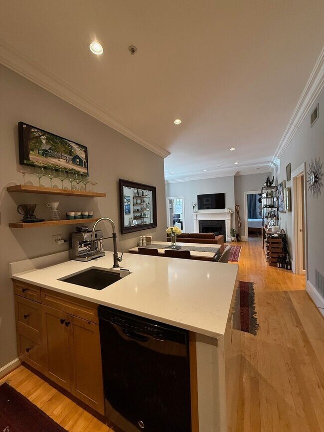 Building Photo - Charming 2BR | 2BA Condo in Logan Circle