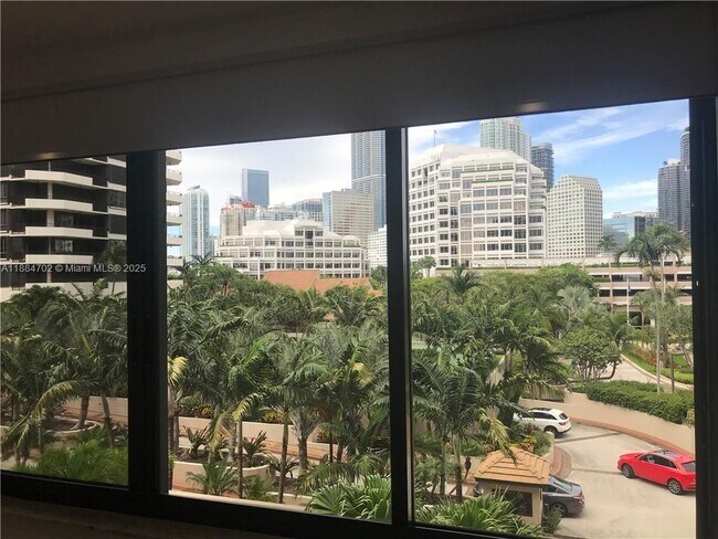 Building Photo - 540 Brickell Key Dr