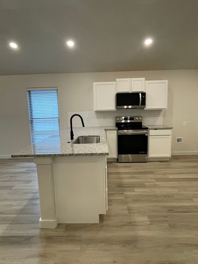 Building Photo - NEW 2026 Buld in Hometead 3/2/2