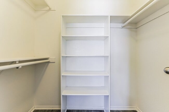 Building Photo - 8746 W McLellan Rd