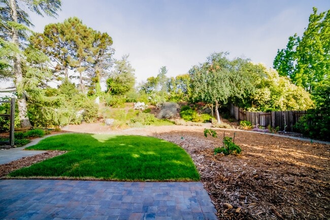 Building Photo - 405 Solano Dr