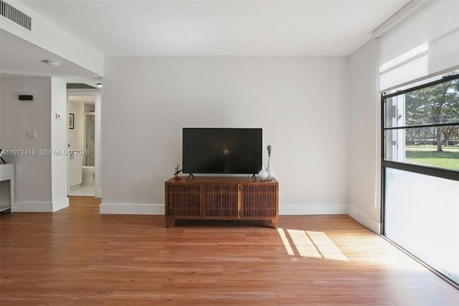 Building Photo - 3101 N Country Club Dr