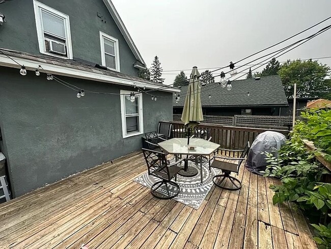 Building Photo - Charming 3 Bedroom with Sundeck!!!