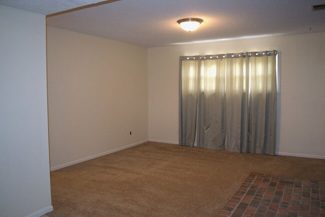 Building Photo - Great 3 Bed 2 Bath House!