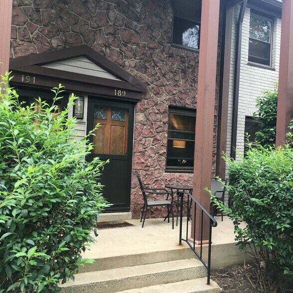 189 Newman St. Metuchen, front porch looking onto courtyard, lawn - 189 Newman St