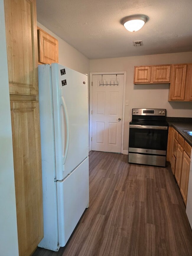 Building Photo - 3 bed/2 bath single- family home