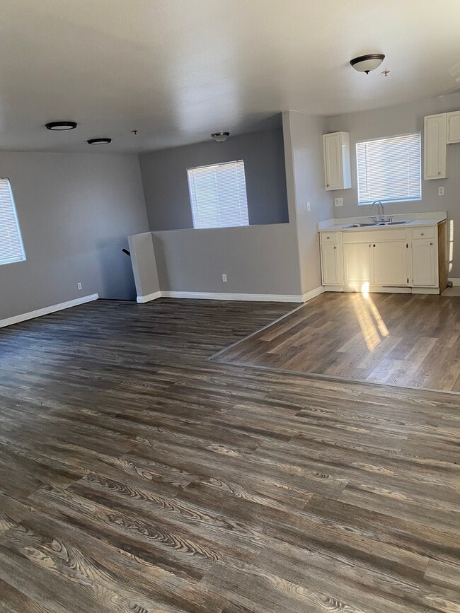 Building Photo - 1841 E 112th St