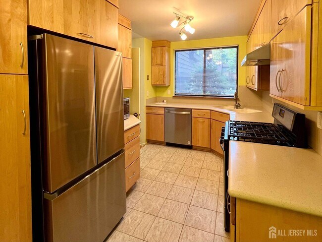 Building Photo - 172 Sayre Dr