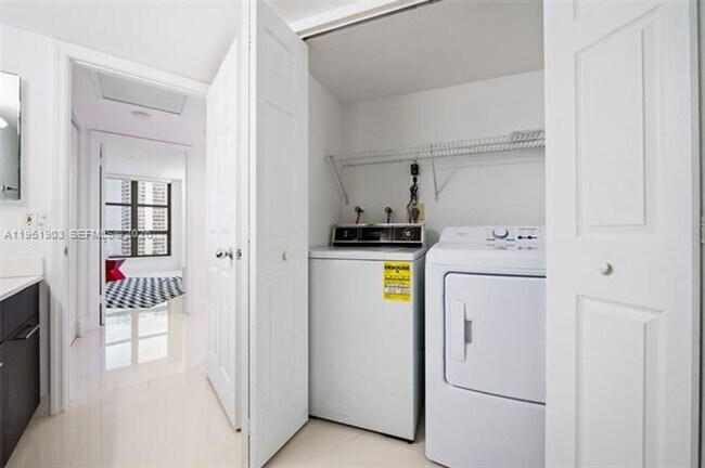 Building Photo - 3500 Mystic Pointe Dr