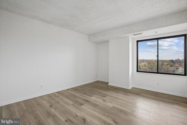 Building Photo - 3800 Powell Ln