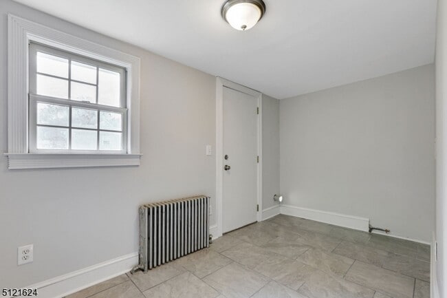 Building Photo - 302 N 10th St