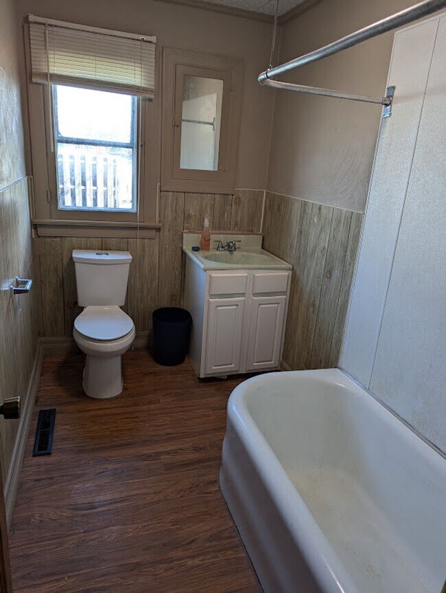 Building Photo - First Floor 3 Bed 2 Bath Apartment