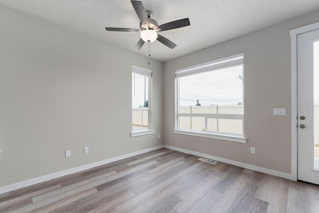 Building Photo - Charming & Modern Townhouse in Meridian!
