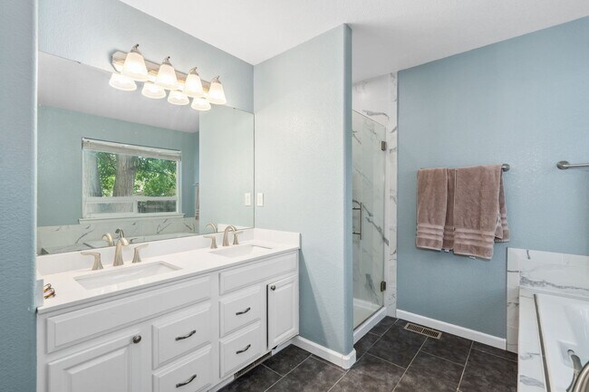 Building Photo - Stylish living in this modern 3 bed 2 bath...