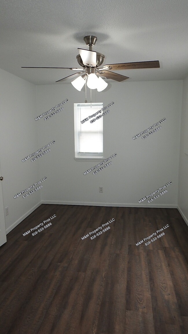 Building Photo - Adorable 2 bedrooms and 1 bath home located on N Drury Ave in Kansas City, MO