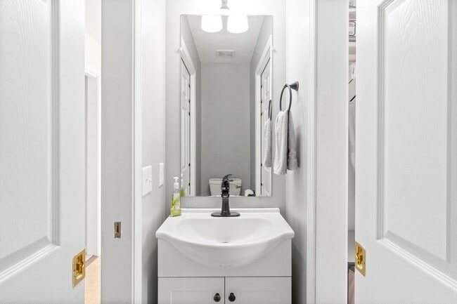 Building Photo - Pet Friendly in Rossview!