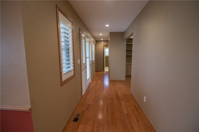 Building Photo - 903 Red Fox Cir