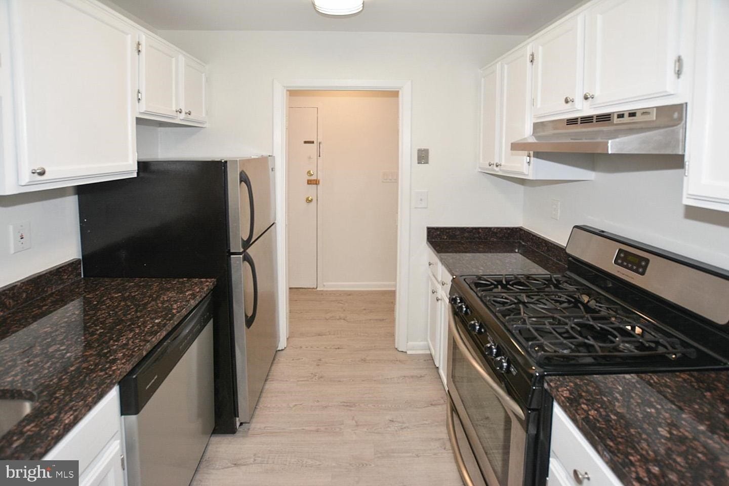 Building Photo - 3874 Lyndhurst Dr